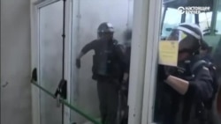 Полиция прорывается на участок для голосования в Каталонии (видео) Полиция прорывается на участок для голосования в Каталонии (видео)