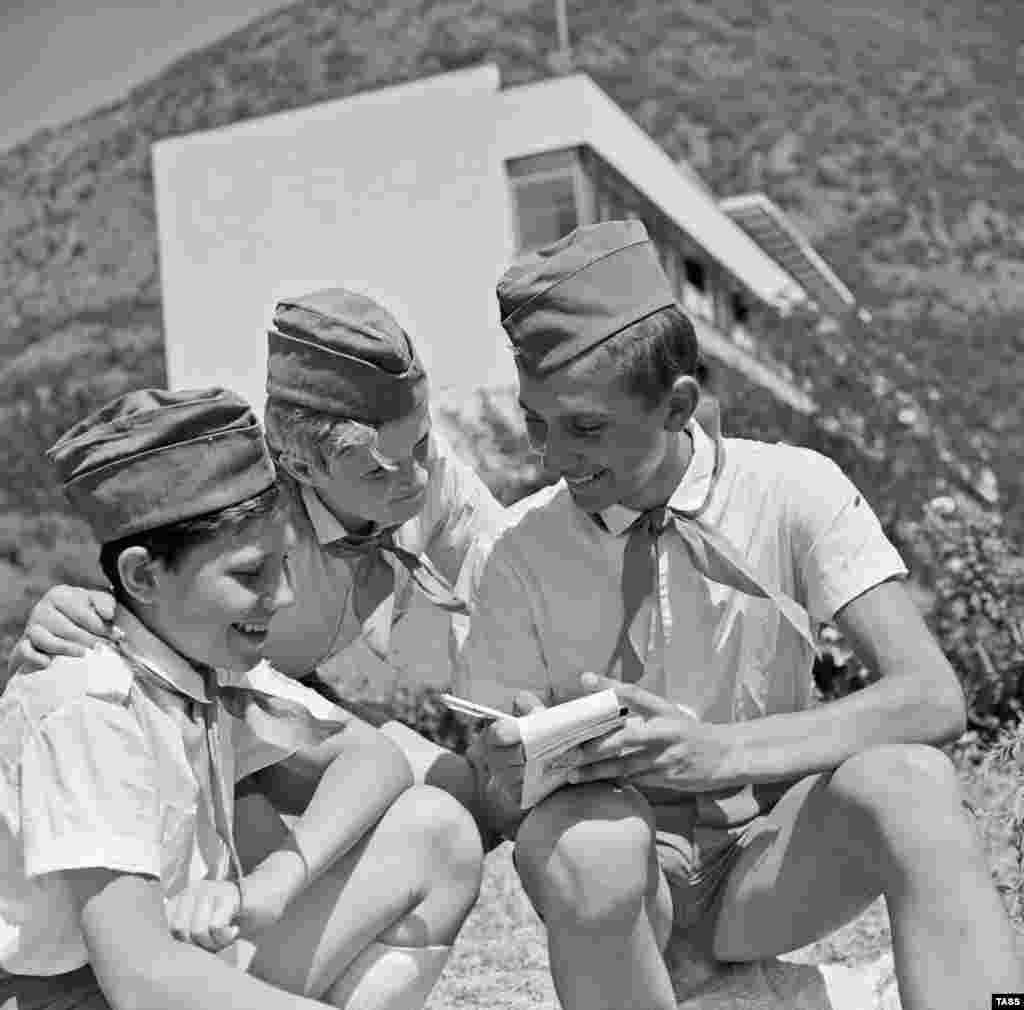 Artek vacationers in 1972. The camp featured three swimming pools, a film studio, and a 7,000-seat stadium for performances and sporting events. 