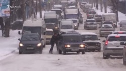 Транспортный коллапс на дорогах Симферополя из-за непогоды (видео) Транспортный коллапс на дорогах Симферополя из-за непогоды (видео)