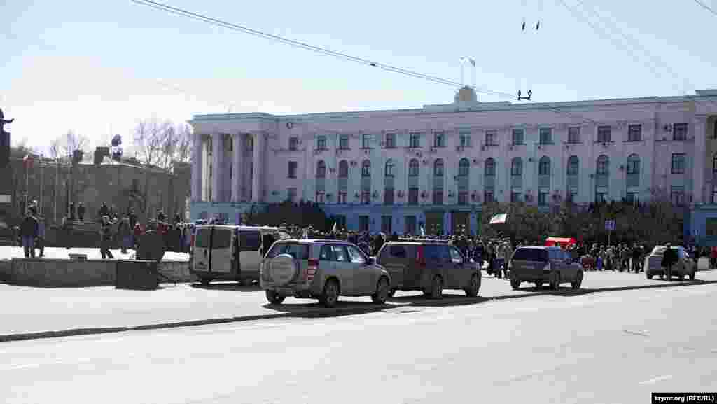 Керівники мітингу перестали конспіруватися і приїхали на роботу на своїх «службових» машинах з московськими номерами, коди регіонів на номерах джипів – 77 і 197.