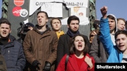 Участники акции протеста против коррупции в России. Москва, 26 марта 2016 года
