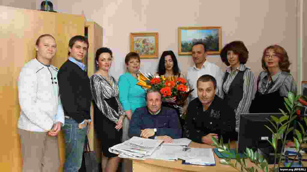 Пізніше Семена працював у пресслужбі кримського уряду і був заступником головного редактора урядової «Крымской газеты». На фото – колектив пресслужби, жовтень 2010 року