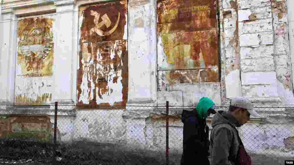 Заброшенное здание старой грязелечебницы.  Славой бальнеогрязевого курорта Саки обязаны Сакскому озеру, со дна которого и добывают уникальные лечебные грязи. Кроме Сакского озера, целебная грязь имеется еще в озерах Сасык-Сиваш и Кызыл-Яр, расположенных в Сакском районе
