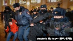 Полиция задерживает сторонников Навального, Санкт-Петербург, 18 января 2021 года