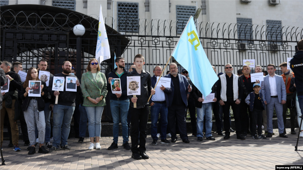 Учасники акції в Києві тримали в руках фото ув'язнених в анексованому Криму кримських татар, а також українську і кримськотатарську символіку