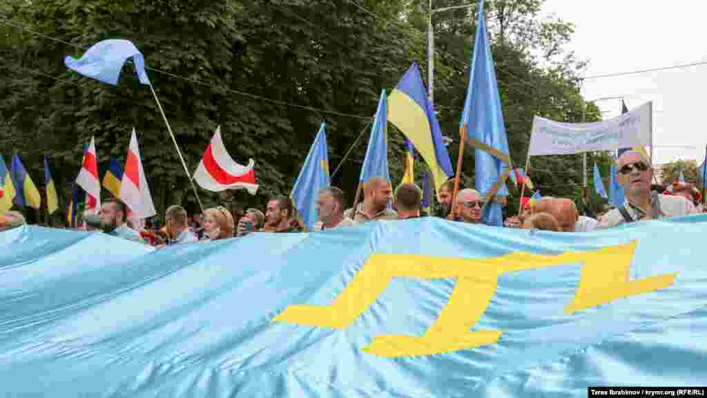 В составе колонны также шли крымчане, которые были вынуждены покинуть полуостров после российской аннексии. Среди них – волонтеры, активисты и бывшие политзаключенные. Как прошел «Марш защитников Украины» с крымчанами в отдельной колонне – смотрите в фотогалерее
