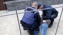 В Киеве активисты пытались снести ограждение у посольства России (видео) В Киеве активисты пытались снести ограждение у посольства России (видео)