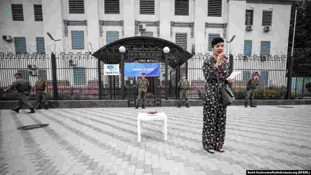 «Нам, на жаль, нічого святкувати. Ервіна вже два роки немає вдома, два роки батьки не знають де він, два роки громадськість запитує у російської влади: «Де перебуває Ервін?» – розповіла про акцію координатор громадської організації «КримSOS» Таміла Ташева