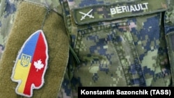 Нашивка на рукаве канадского военнослужащего во время церемонии начала многонациональных учений Rapid Trident 2019 на Яворовском полигоне, иллюстрационное фото