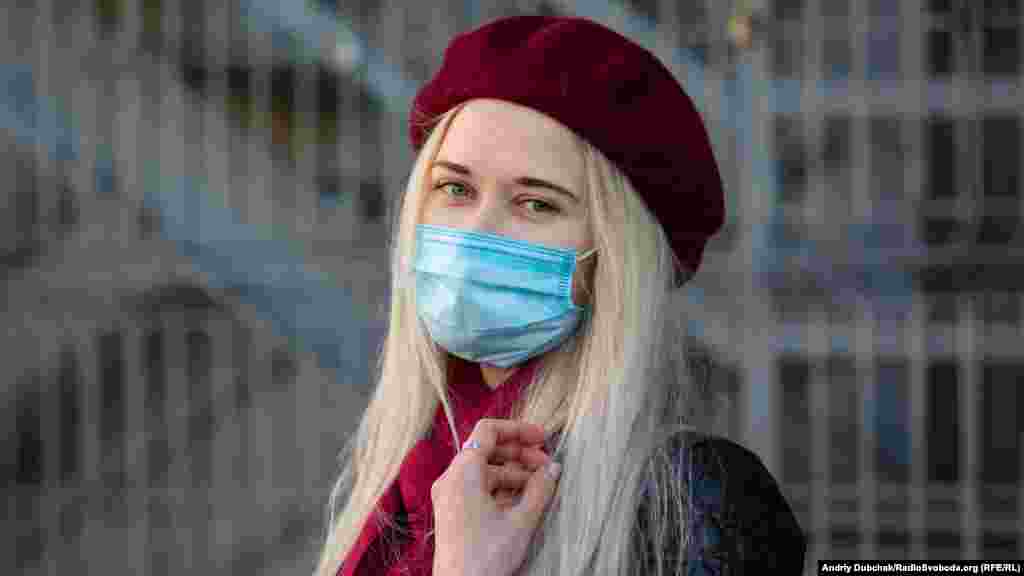 Екатерина, 25 лет. Девушка сразу называет положительные стороны карантина: «Немножко отдохнула. Есть время переосмыслить жизнь. Почувствовать предназначение». Неожиданностью для Екатерины стало то, что карантин продлили. Екатерина рассказывает, что на работе ей не платят деньги, поскольку у работодателя отсутствует доход. «Мы продавали люкс-товары. А магазины сейчас закрыты на карантин. Живу с того, что накопила. На месяц еще может и хватит, потому что очень себя ограничиваю в покупках. А мне деньги надо беречь, потому что я арендую квартиру», – говорит девушка