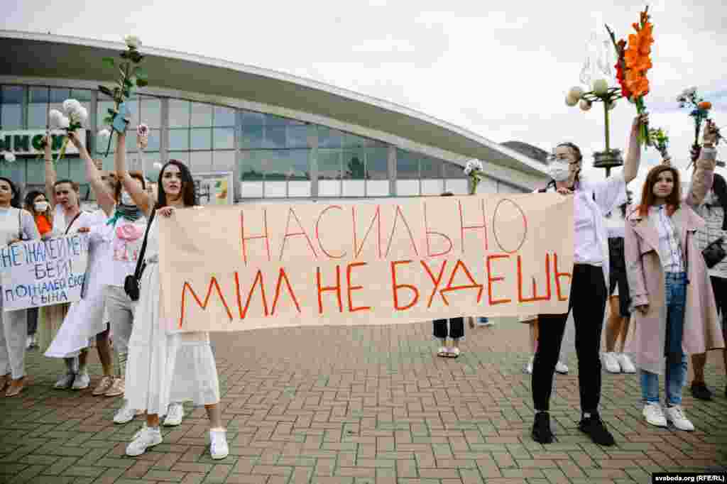 «Ми – за мирний протест. У попередні дні ми намагалися допомагати людям, підтримувати і співпереживати щодо тих, хто виходить на протести, залишали в під’їздах їжу і медикаменти», – сказала одна з учасниць Ксенія