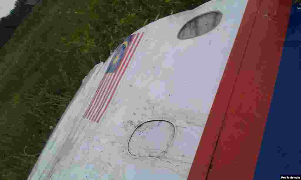 Уламки «Боїнгу-777» (фотографії місцевих жителів)
