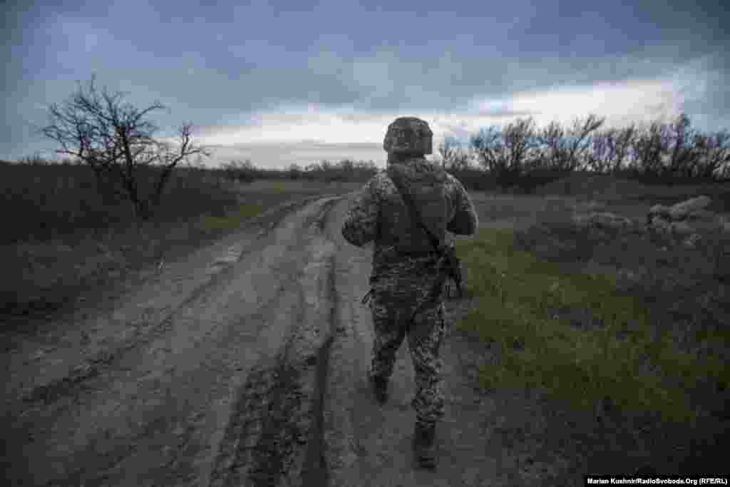 Украинский военный движется к передовой 