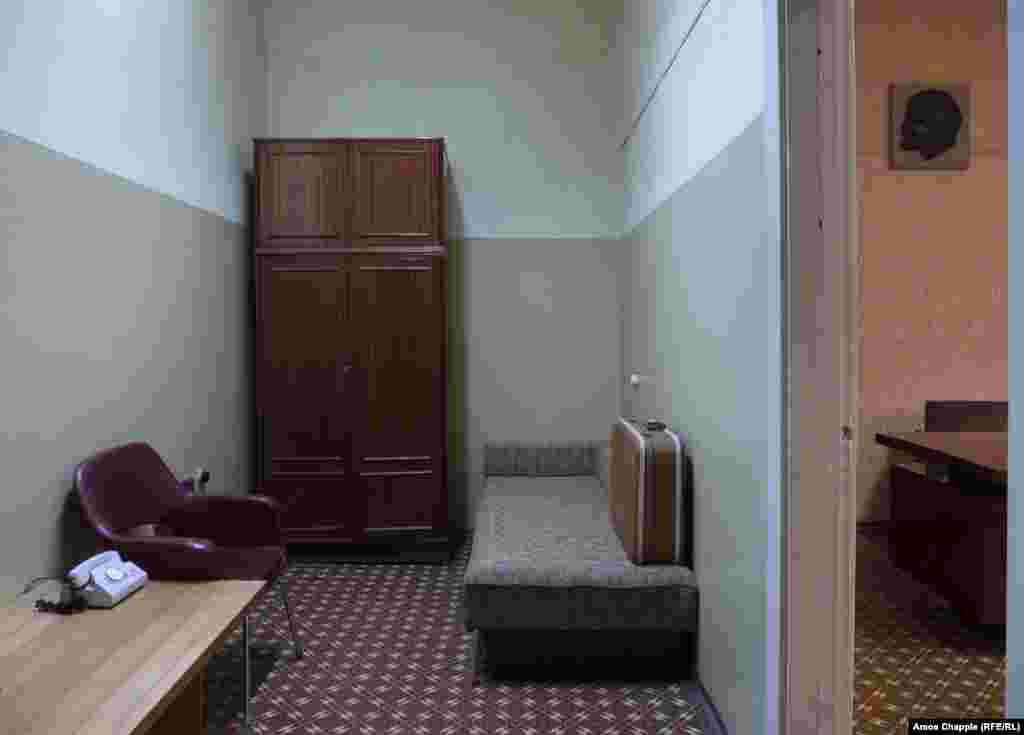 Диван-кровать и кабинет лидера Латвийской ССР. После того как путч, целью которого было остановить реформы, проводимые Михаилом Горбачевым, потерпел поражение, Пуго покончил жизнь самоубийством. Вероятнее всего, он сначала выстрелил в жену, а потом в себя. Его жена скончалась в больнице, не приходя в сознание. 