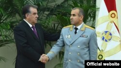 Раисиҷумҳури Тоҷикистон Эмомалӣ Раҳмон (аз чап) бо Юсуф Раҳмон, додситони кулл