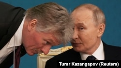 Спикер Кремля Дмитрий Песков и президент РФ Владимир Путин