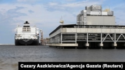 Певый танкер с американским сжиженным газом, доставивший газ в Польшу. Свиноуйсьце, Польша. 8 июня 2017 года