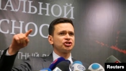 Илья Яшин выступает с докладом о Рамзане Кадырове