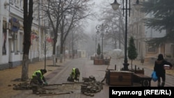 Симферополь, строители перекладывают тротуарную плитку в начале улицы Пушкина