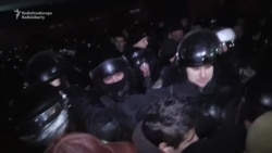 Protesters Push Inside Moldovan Parliament, Scuffle With Riot Police Protesters Push Inside Moldovan Parliament, Scuffle With Riot Police