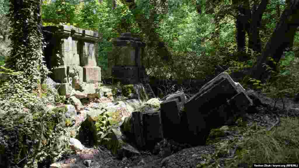 Развалины на территории парка «Максимова дача» в Севастополе