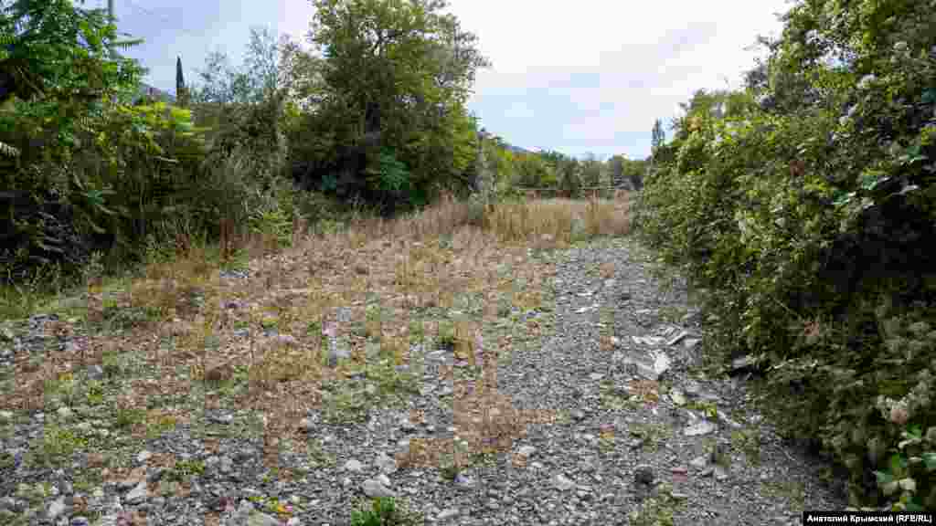 Полностью пересохшее русло реки Ай-Серез, которая пересекает село на всем его протяжении. Особенность Ай-Сереза, длина которого чуть более 9 километров – селевые потоки