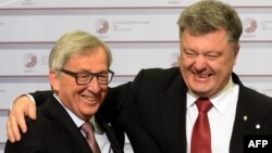 Президент Украины Петр Порошенко (справа) и глава Еврокомиссии Жан-Клод Юнкер на саммите «Восточного партнерства» в Риге