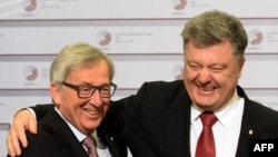 Президент Украины Петр Порошенко (справа) и глава Еврокомиссии Жан-Клод Юнкер на саммите "Восточного партнерства" в Риге