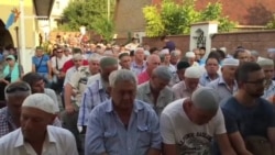 Дуа против репрессий: у дома Ильми Умерова провели молебен (видео) Дуа против репрессий: у дома Ильми Умерова провели молебен (видео)
