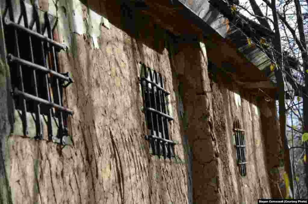 It is obvious from the pictorial evidence that the prisoners' living conditions were very rudimentary, to say the least. 