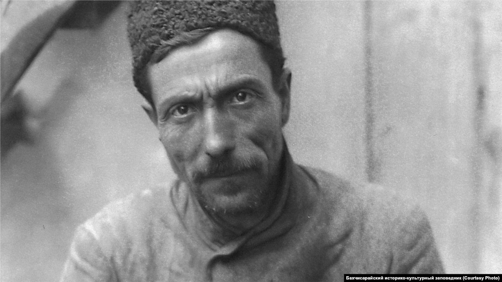 Кожевенник. Бахчисарай, 1920-ые. Скотоводство составляло основу сельского хозяйства крымских татар – кроме мускульной силы, мяса, молока и шерсти, скот давал и кожу. В Бахчисарае и Карасубазаре в 20-х годах насчитывалось до 40 кожевенных производств