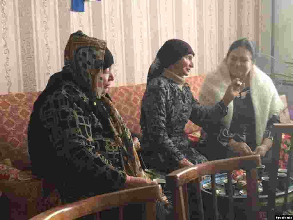 На початку 90-х років Веджіє Кашка активно допомагала співвітчизникам, які поверталися до Криму.  Щоб підняти настрій, вона привозила в селища компактного проживання кримських татар жертовного барана. Пізніше це стало доброю традицією