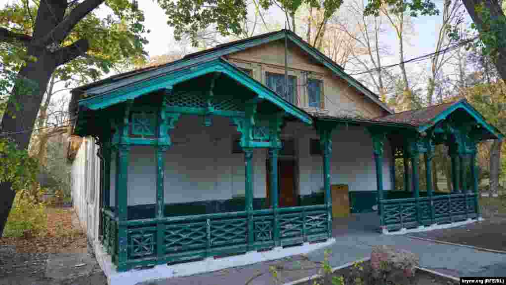 Старинный ажурный корпус санатория «Саки» в курортном парке