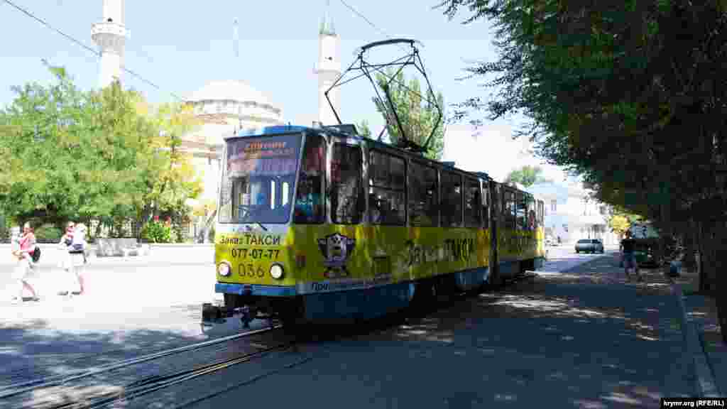 Трамвай справедливо считается одной из достопримечательностей города. Евпатория – единственный город в Крыму, где можно прокатиться на трамвае