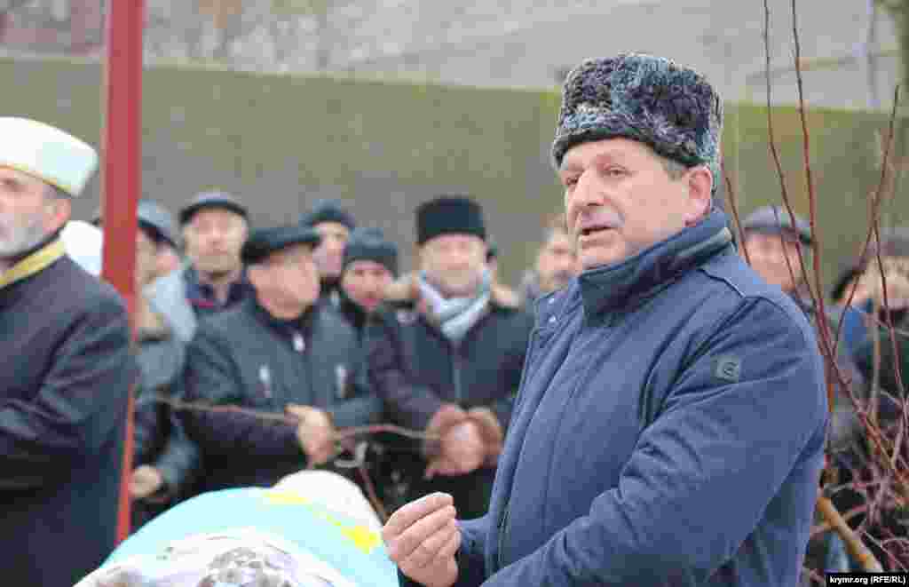 У січні 2015 року Слідком Росії повідомив, що в Криму у «справі 26 лютого» заарештували одного з лідерів Меджлісу кримськотатарського народу Ахтема Чийгоза. Його звинуватили в організації «масових заворушень» під будівлею парламенту Криму 26 лютого 2014 року. Чийгоз відкидає всі висунуті йому звинувачення.   26 лютого 2014 року під будівлею Верховної Ради Криму пройшов мітинг на підтримку територіальної цілісності України. Тоді мітингувальникам протистояли проросійські активісти, в тому числі, з партії «Русское единство». Як це було – дивіться у фоторепортажі