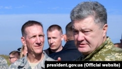 Петр Порошенко встретился с замкомандующего силами кибернетического командования ВС США Винсентом Стюартом