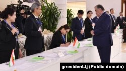 Эмомалӣ Раҳмон, раисҷумҳури Тоҷикистон, ҳангоми раъйдиҳӣ. Шаҳри Душанбе, 2-юми марти 2025