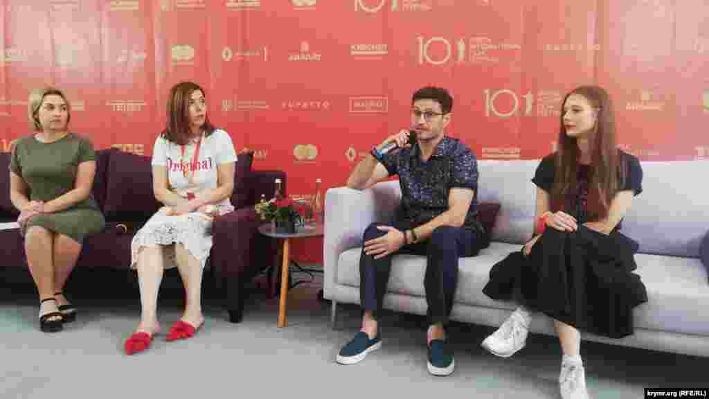 Презентація фільму Олега Сенцова «Номери» на Міжнародному Одеському кінофестивалі. Зліва направо: Анна Паленчук – продюсер фільму; Юлія Синькевич – продюсер Одеського кінофестивалю; Ахтем Сеітаблаєв – режисер; Анастасія Чорна – подруга Сенцова і кастинг-директор. Одеса, 13 липня 2019 року. Сам Олег Сенцов у цей час ще відбував покарання в місті Лабитнангі за полярним колом у Росії. Російський суд у 2015 році звинуватив його у терористичній діяльності на території Криму і засудив до 20 років колонії. 7 вересня 2019 року режисер повернувся в Україну в результаті обміну ув'язненими між Україною і Росією