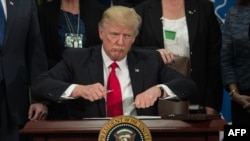 Дональд Трамп подписывает указ о сооружении пограничной стены на границе с Мексикой 25 января 2017 года