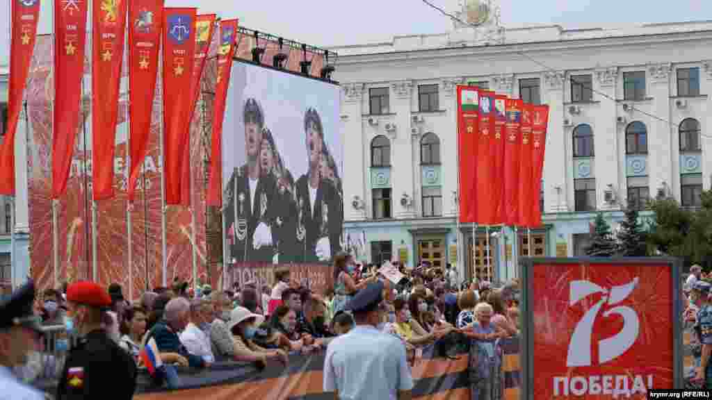 Чего нельзя сказать о большинстве других участников и зрителей. На площади Ленина в Симферополе установили большой экран, на котором шла видеотрансляция парада