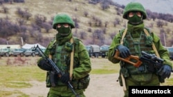 Російські військові без розпізнавальних знаків (так звані «зелені чоловічки») у селі Перевальне, 5 березня 2014 року