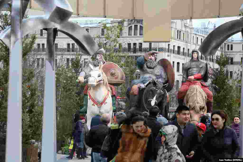 На площади Революции – Три богатыря