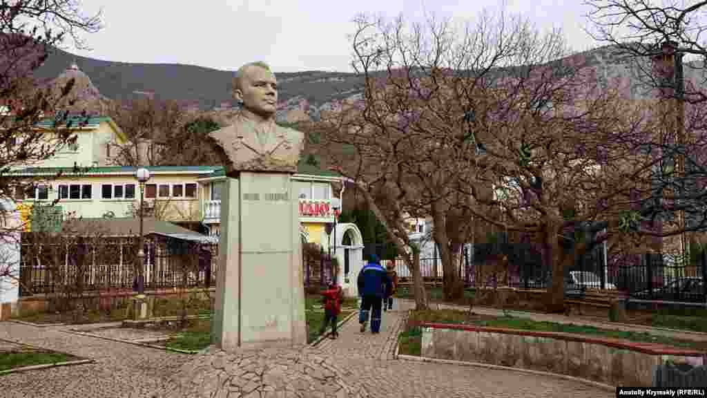 Центральное место в сквере занимает бюст первого советского космонавта Юрия Гагарина. Его по просьбе жителей поселка установили в 1961 году – в год полета Гагарина в космос