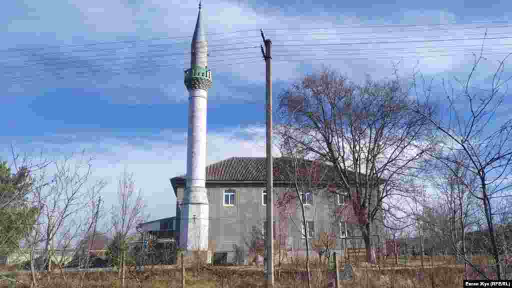 На улице Севастопольской находится мечеть «Заланкой джамиси». Согласно историческим данным, до депортации 1944 года в селе Заланкой уже была мечеть. Основную часть населения тогда составляли крымские татары, исповедующие ислам.  Сегодня мечеть напоминает многие культовые сооружения, построенные в 1990-х годах, после массового возвращения крымских татар на историческую родину, в Крым. Это, как правило, двухэтажное здание с одним минаретом, который расположен с правой стороны у главного входа. Наружные стены украшены белыми узорами