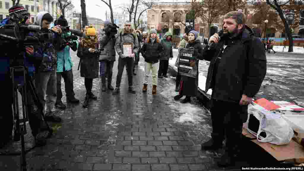 «Таким символическим образом мы хотим напомнить о дне рождения Саши «Тундры» Кольченко, об идеях и ценностях, которые ему близки, о репрессиях, которые не прекращались, а только набирали силу – и тем самым хотя бы один раз накормить горячим обедом тех, кто в нем нуждается», – заявили организаторы акции