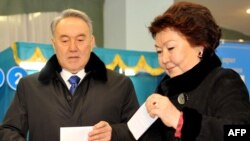 Нурсултан назарбаев со своей женой Сарой на избирательном участке в Астане, 3 апреля 2011