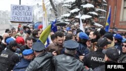 У стен посольства Великобритании жители Сараево проводят акцию протеста против ареста Эюпа Ганича.