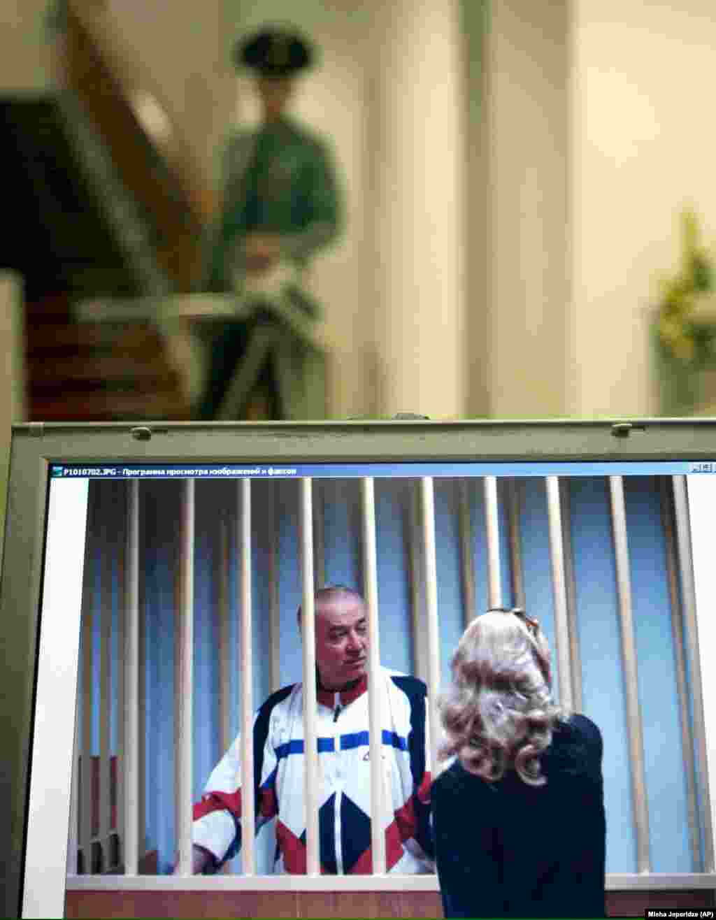 Со стороны России в обмене участвовали четыре человека. Один из них – бывший разведчик ГРУ Сергей Скрипаль. Его задержали и судили в 2006 году по обвинениям в работе на разведку Великобритании. В 2018 году предположительно российские сотрудники ГРУ попытались отравить Сергея Скрипаля и его дочь Юлию в городе Солсбери химическим боевым агентом «Новичок». Бывший разведчик и его дочь были на грани жизни и смерти. В ответ на скандал несколько стран Запада выслали российских дипломатов. Москва причастность к отравлению отрицает