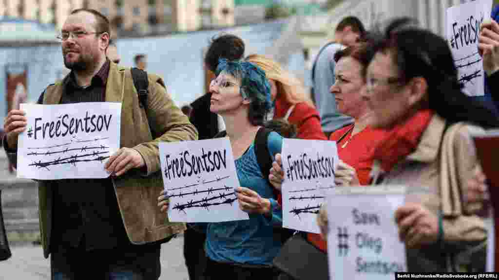 Участники акции держали в руках плакаты и баннеры с изображением Сенцова, а также с лозунгами «Free Sentsov» и «Save Oleg Sentsov»  