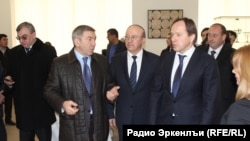 Кавказалъул ишазул министр Лев Кузнецов Дагъистаналъул нухмалъиялъул вакизабигун Дербенталъул Дунялалъул культурабазул тарихалъул музеялда. 2014 соналъул 23 декабрь.